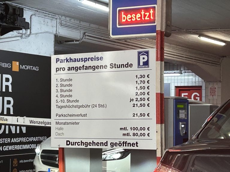 今天來簡單解釋一下德國停車場Parkhaus的收費表